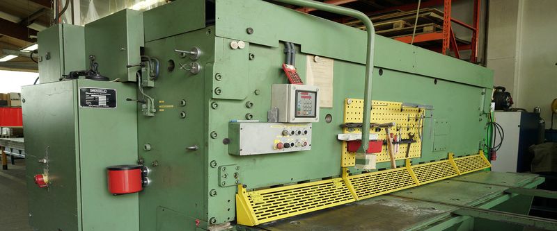 Hydraulische Blechschere mit 3.000 mm Schnittlänge