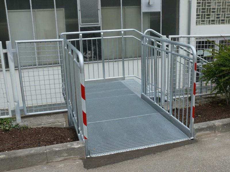Verzinktes Übergangspodest mit Gitterrost und Geländern