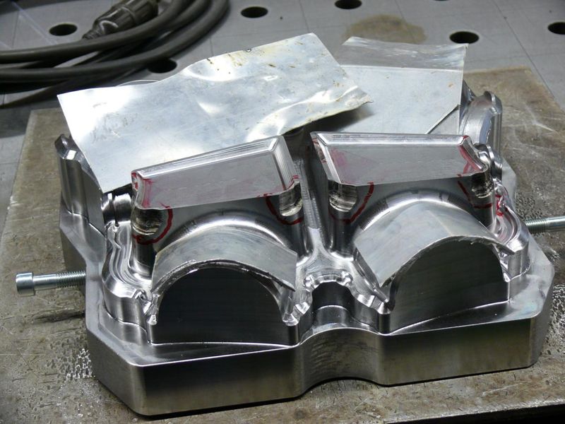 Vorbereitete Reparaturschweißung mit Materialauftrag an einem Aluminium-Frästeil