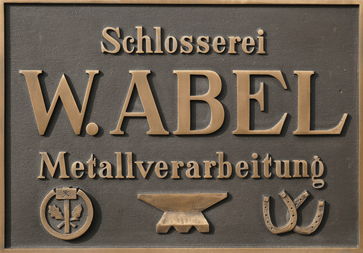 Altes Firmenschild „Schlosserei W. Abel Metallverarbeitung“