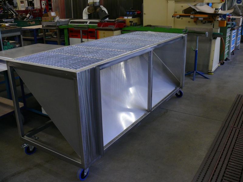 Fahrbarer Absaugtisch mit Gitterrost für eine Handlackieranlage