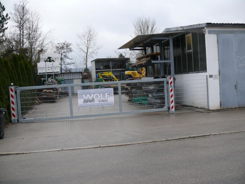 Dieselbe Toranlage mit Antrieb aus anderer Sicht auf dem Firmengelände