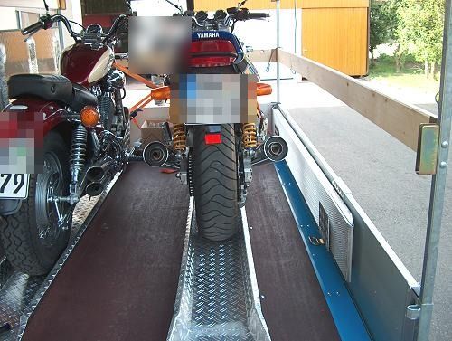 Transportsystem aus Aluminium-Duettblech für ein Motorrad in einem Anhänger