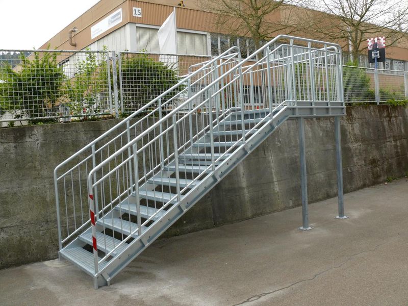 Verzinkte Fluchttreppe mit Gitterroststufen und Geländer an einem Firmengebäude