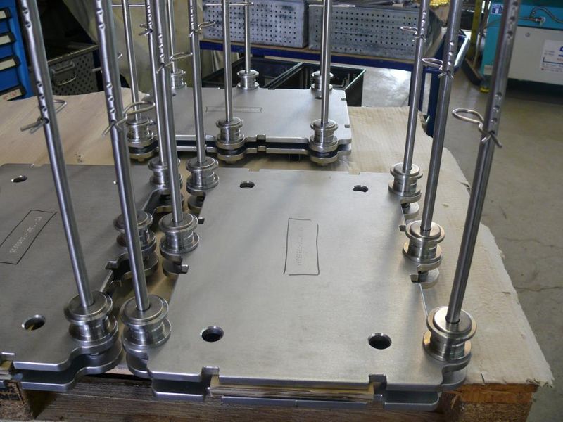 Vorrichtung mit Führungssäulen und Grundplatte aus Laser- und Frästeilen in Edelstahl